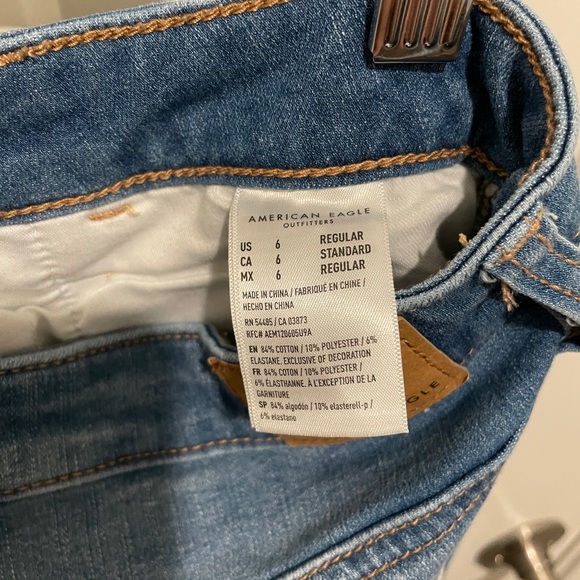 Never Worn Distressed Super Hi-Rise Jeggings from American Eagle - Size 6 Reg - Picture 4 of 5